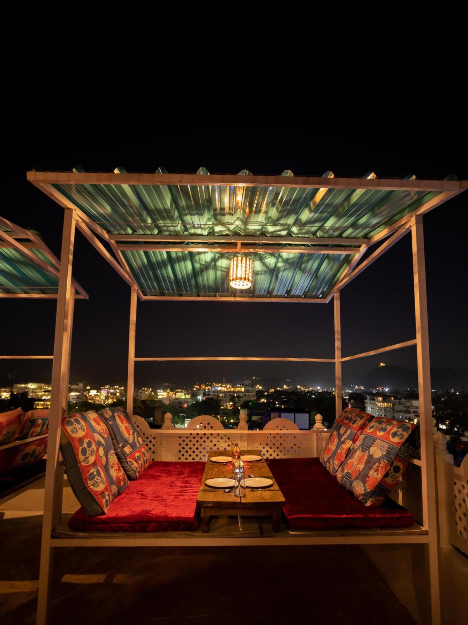 Krishna Stay Guest House อุเดเปอร์ ภายนอก รูปภาพ