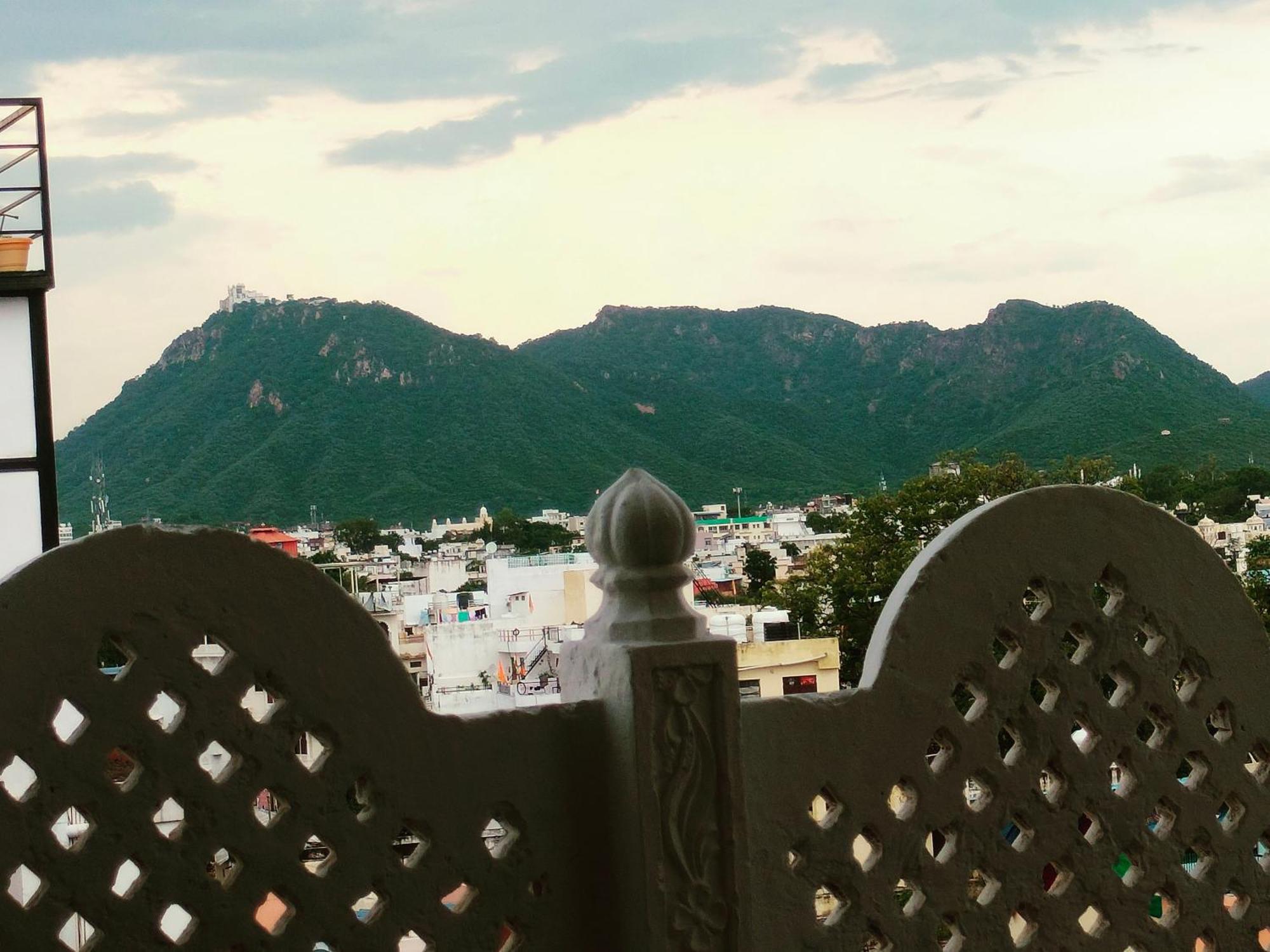 Krishna Stay Guest House อุเดเปอร์ ภายนอก รูปภาพ