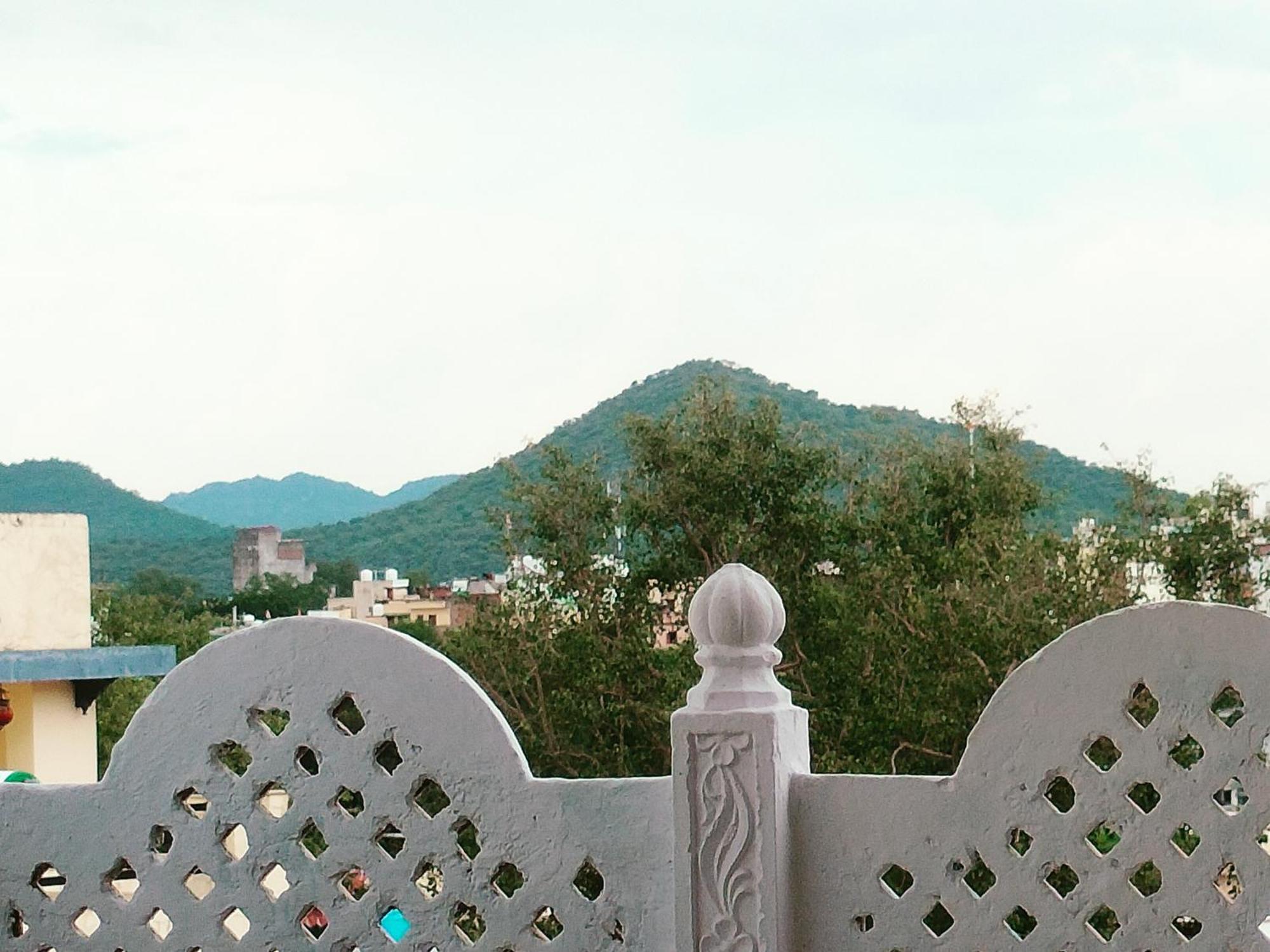 Krishna Stay Guest House อุเดเปอร์ ภายนอก รูปภาพ
