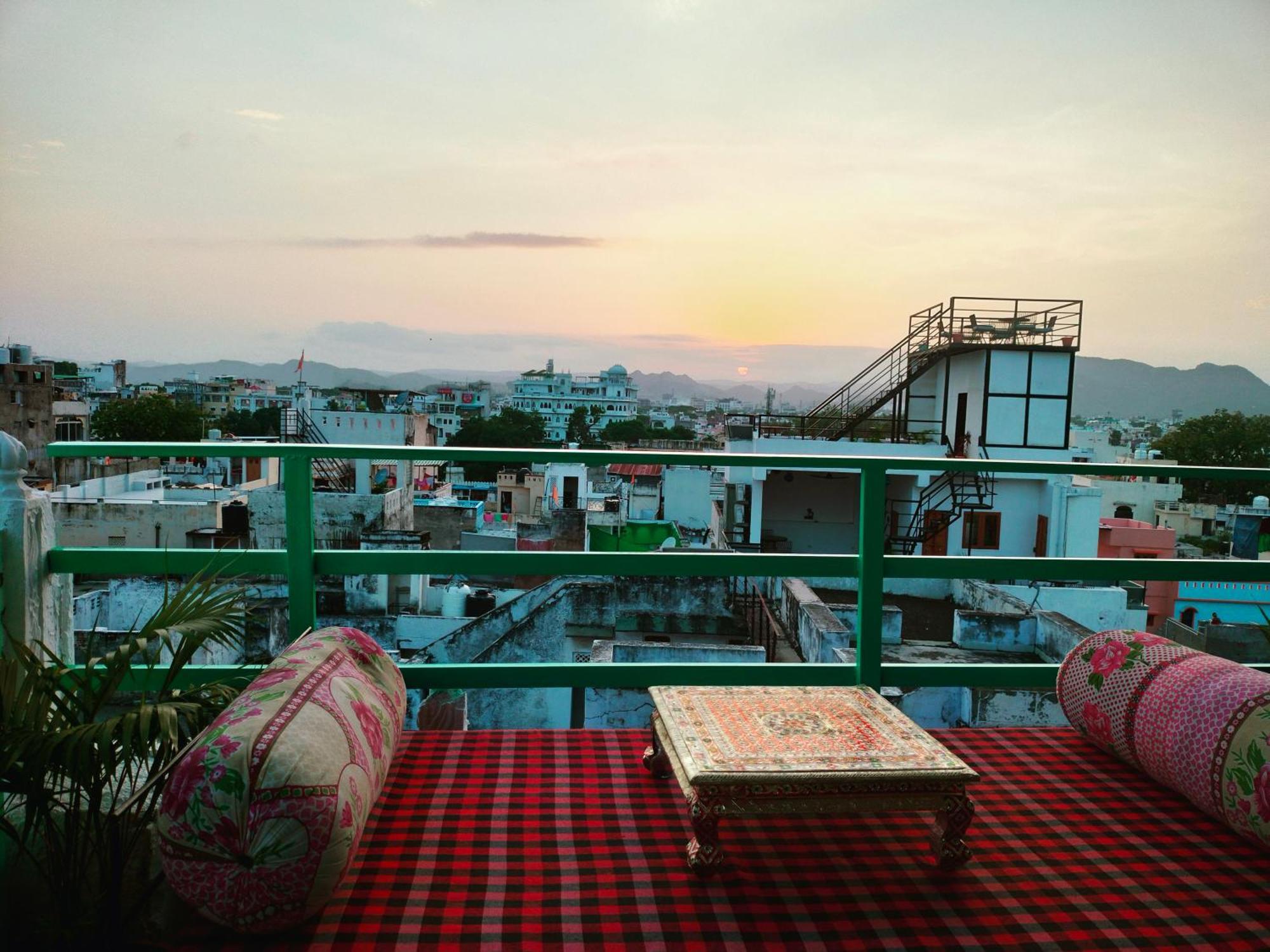 Krishna Stay Guest House อุเดเปอร์ ภายนอก รูปภาพ